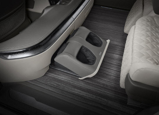 카니발 하이리무진 4인승 모델에 적용된 발 마사지 기능. 기아 제공